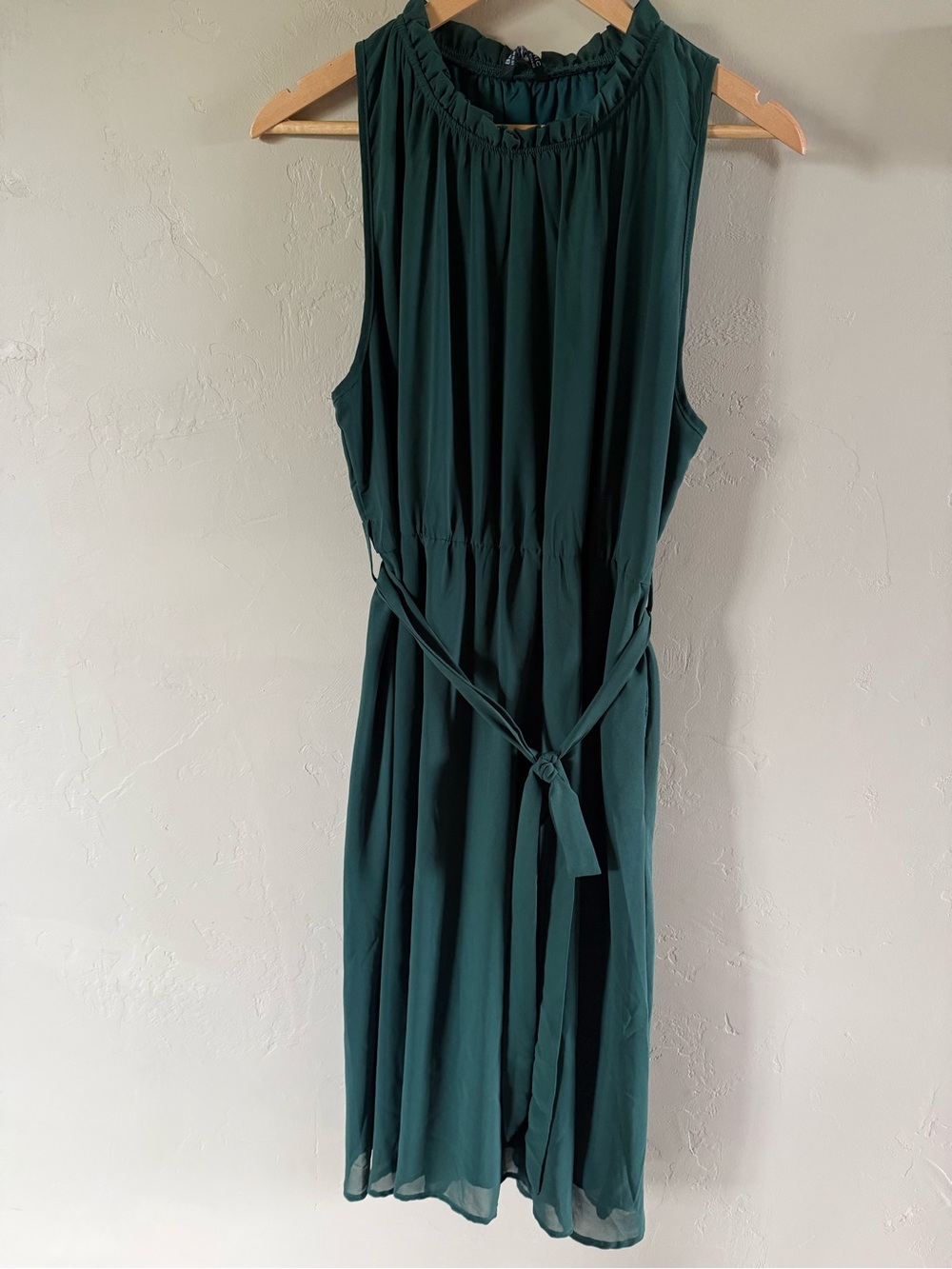 Sleeveless Green Midi Dress with Waist Tie